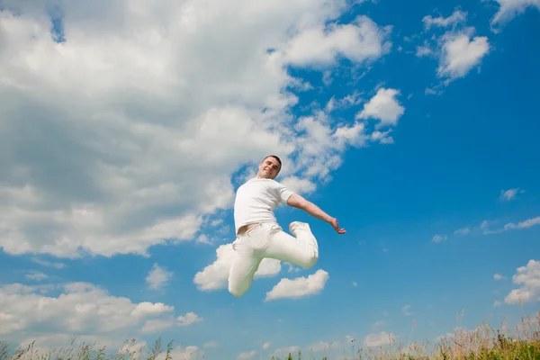 Счастливый молодой человек - прыжки — стоковое фото