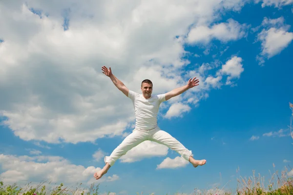 행복 한 젊은 남자-점프 — 스톡 사진