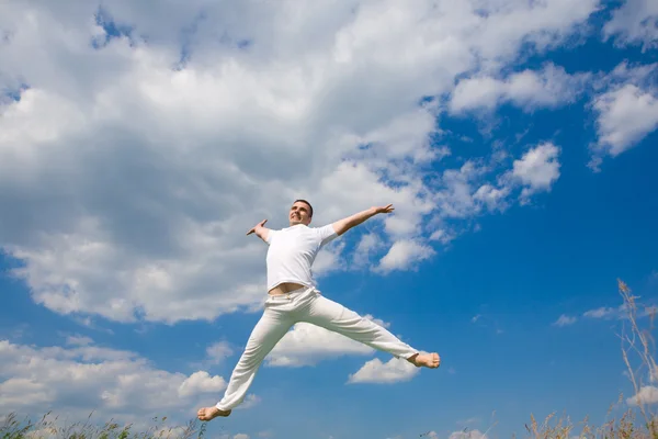 Glücklicher junger Mann - springen — Stockfoto