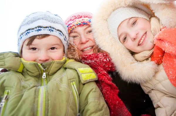 Retrato Mãe Feliz Crianças Juntas Neve Dia Frio Inverno Rindo — Fotografia de Stock