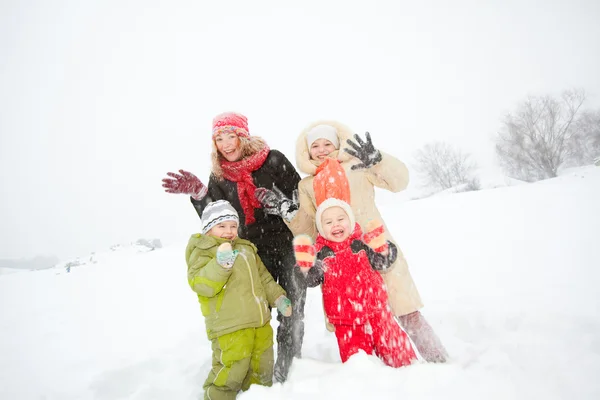幸福的母亲和儿童一起在雪地里在寒冷的冬天一天笑 笑的肖像 — 图库照片