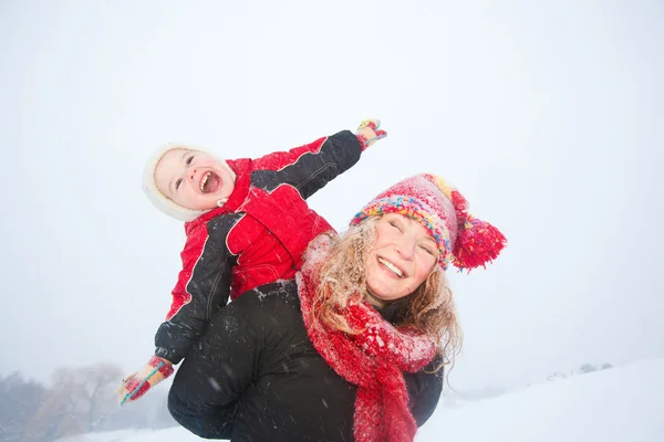 Портрет Счастливой Матери Ребенка Вместе Снегу Смеясь Улыбаясь — стоковое фото