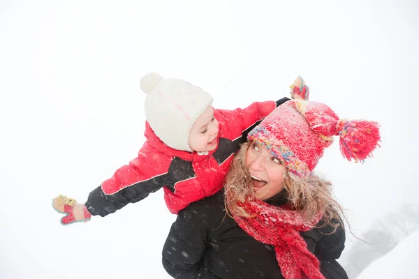 Retrato Feliz Madre Hijo Juntos Nieve Riendo Sonriendo —  Fotos de Stock