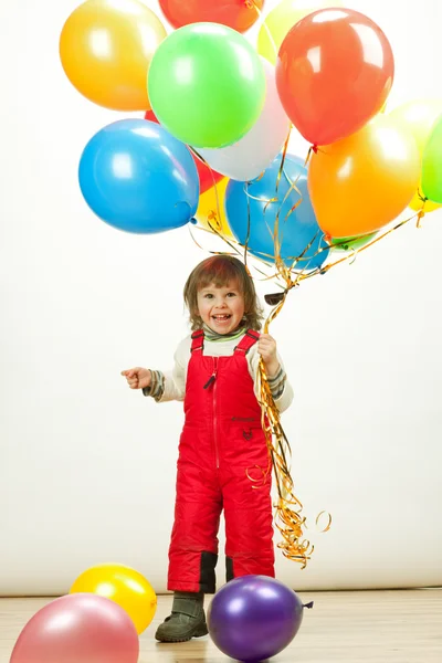Klein Meisje Rode Springen Met Ballonnen — Stockfoto