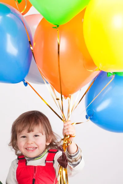Klein meisje in rood met ballonnen — Stockfoto