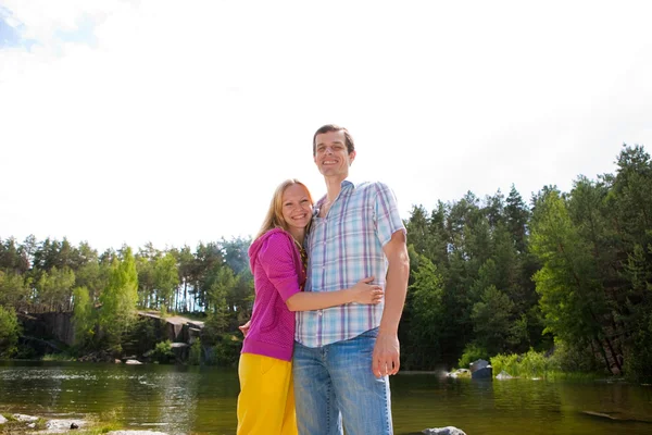 湖に対する若い幸せなカップル — ストック写真