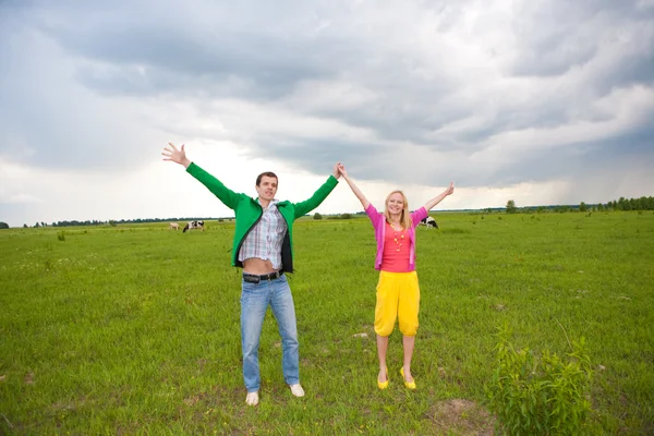 Lyckligt Leende Par Fältet — Stockfoto