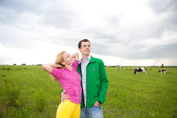 Glückliches Lächelndes Paar Auf Dem Feld — Stockfoto