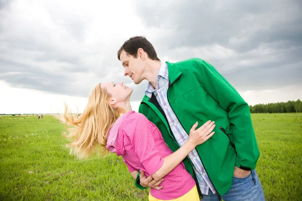 Счастливая улыбающаяся пара в поле — стоковое фото