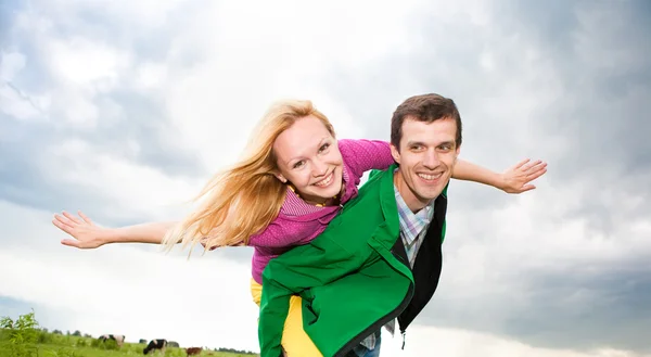 Молода закохана пара посміхається під блакитним небом — стокове фото