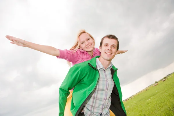 Young love Couple smiling under blue sky — Stock Photo, Image