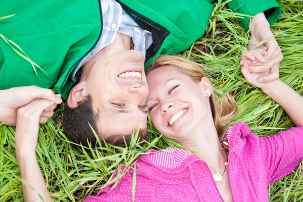 Unga Älskar Par Låg Det Gröna Gräset Utomhus — Stockfoto