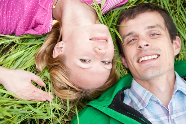 Genç Çift Lay Yeşil Çim Açık Havada Aşk — Stok fotoğraf