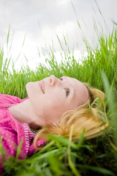 Bastante Sonriente Chica Relajante Aire Libre — Foto de Stock