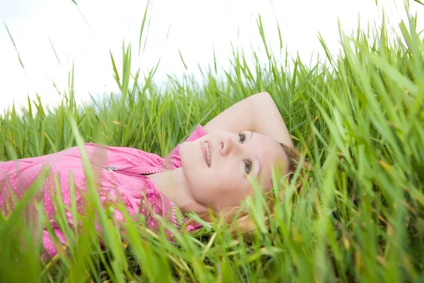 Bastante sonriente chica relajante al aire libre —  Fotos de Stock