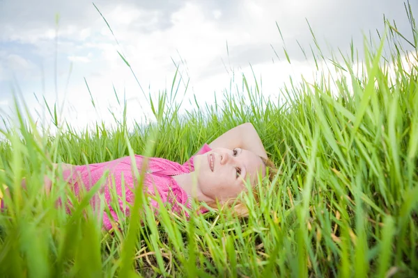 Muito sorridente menina relaxante ao ar livre — Fotografia de Stock