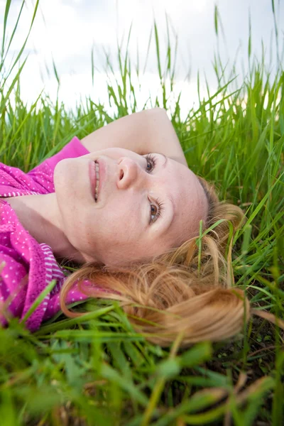 Bastante sonriente chica relajante al aire libre — Foto de Stock