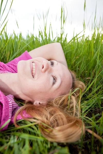 Bastante Sonriente Chica Relajante Aire Libre —  Fotos de Stock