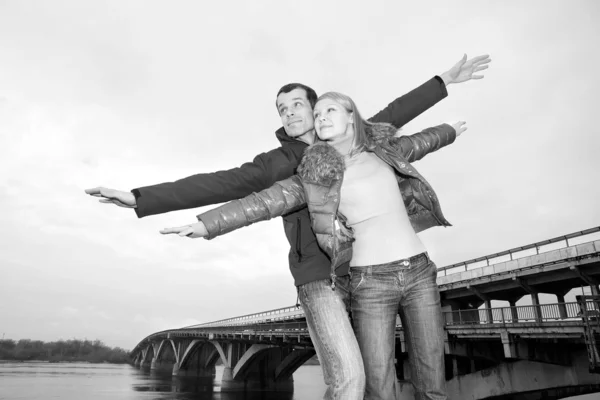 Feliz casal sorridente voar no céu — Fotografia de Stock