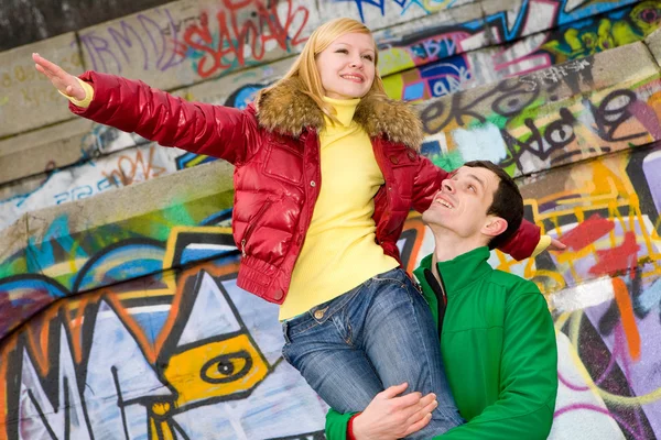 Счастливая Улыбающаяся Влюбленная Пара Летит Фоне Графитовой Стены — стоковое фото