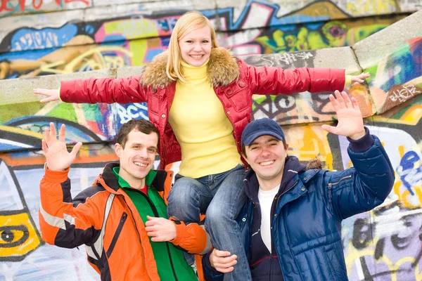 흑연 벽의 행복 젊은 팀 배경 — 스톡 사진