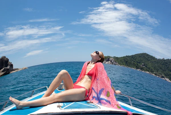 Glückliche junge Frau gegen azurblaues Meer — Stockfoto