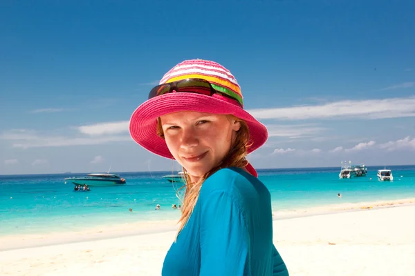 Šťastná Mladá Žena Proti Azurové Moře — Stock fotografie