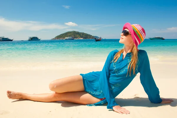 Feliz joven mujer contra el mar azul — Foto de Stock