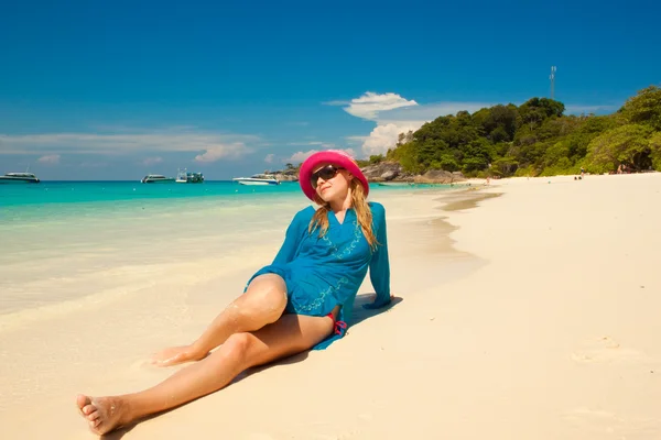 Happy young woman against azure sea — Stock Photo, Image