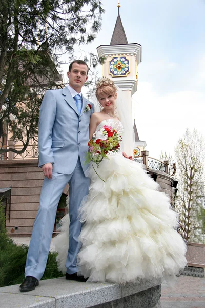 Νύφη Και Γαμπρός Που Στέκεται Στη Βεράντα Του Κοιτάζοντας Θεατή — Φωτογραφία Αρχείου