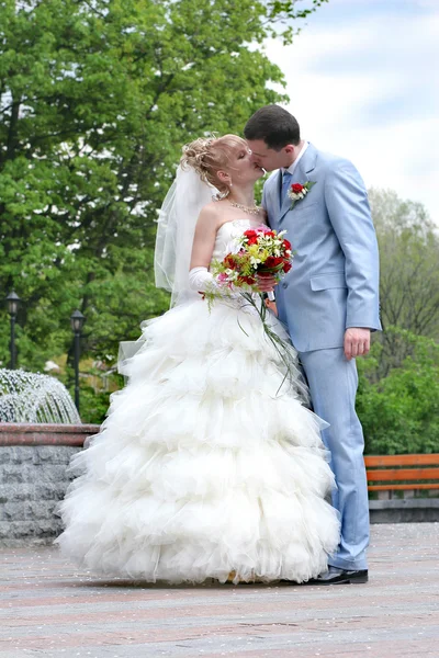 夫妇在他们的婚礼一天接吻 — 图库照片