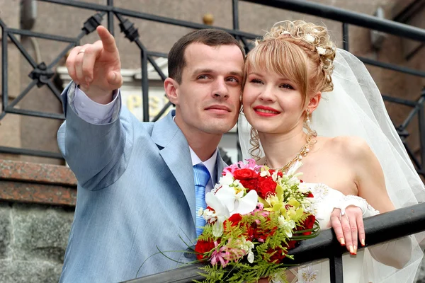 Menyasszony Vőlegény Valahol Nézett Mosolyogva — Stock Fotó