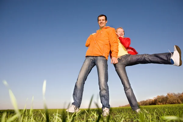 Glücklich Lächelndes Paar Springt Blauen Himmel — Stockfoto