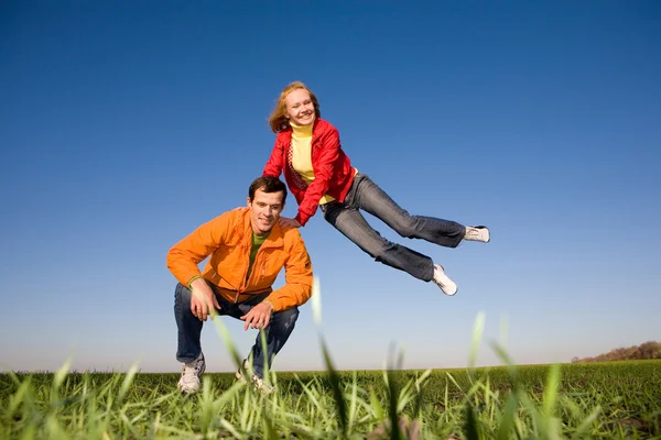 Glücklich Lächelndes Paar Springt Blauen Himmel — Stockfoto