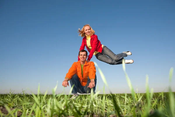 Lyckligt Leende Par Hoppa Blå Himmel — Stockfoto