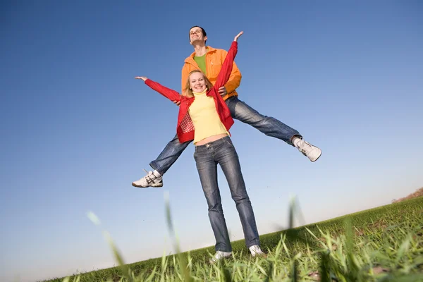 跳跃的快乐年轻夫妇 — 图库照片