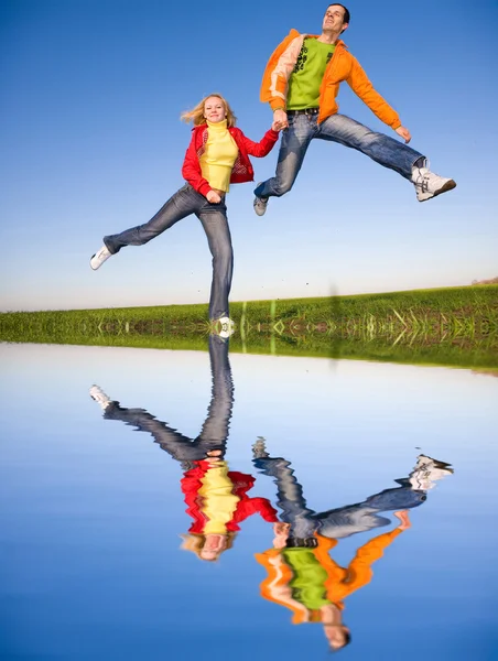 푸른 하늘에 점프 행복 한 웃는 커플 — Stock Fotó