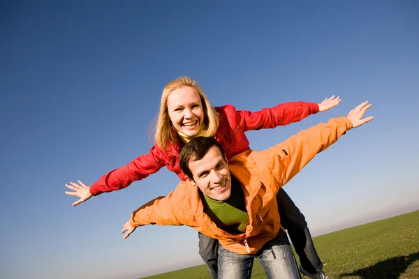 Lyckligt leende par flyger i himlen — Stockfoto