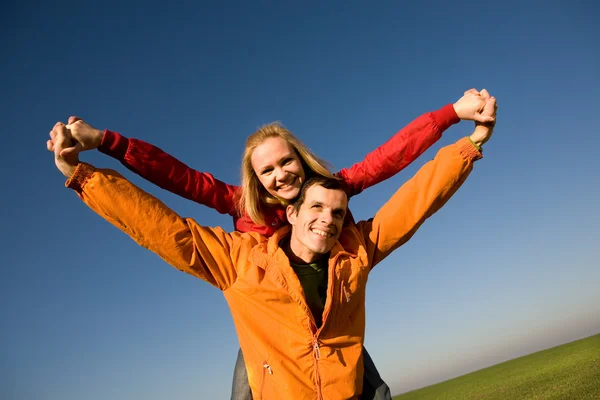 微笑着对快乐的夫妻在天空中飞行 — 图库照片