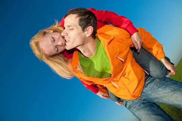 Ung Kärlek Paret Leende Blå Himmel — Stockfoto