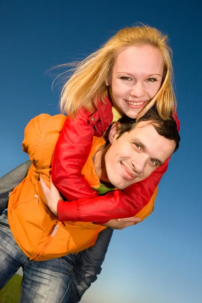 Feliz pareja sonriente volar en el cielo — Foto de Stock