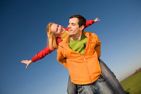 快乐的微笑夫妇在蓝蓝的天空中跳跃 — 图库照片