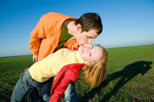 Ung kärlek paret kysste — Stockfoto