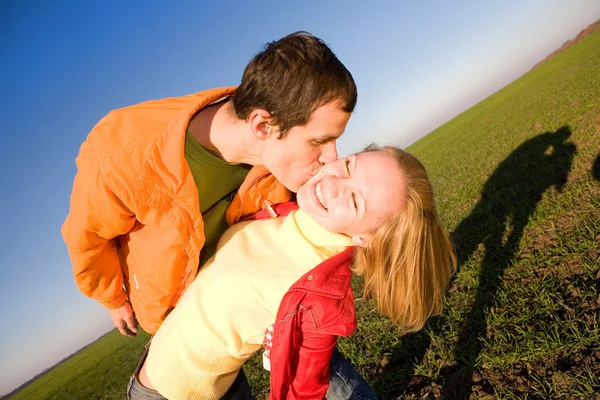 Young Love Couple Kissed — Stock Photo, Image
