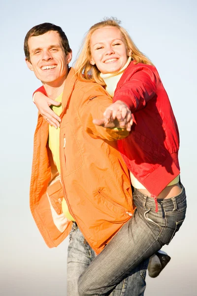 幸せな笑みを浮かべてカップル空を飛ぶ — ストック写真