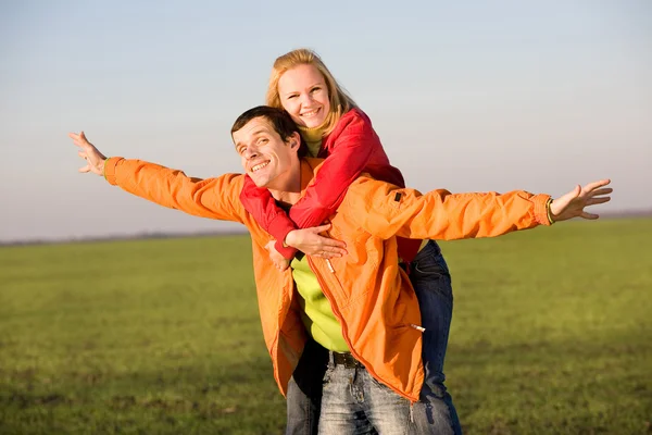 微笑着对快乐的夫妻在天空中飞行 — 图库照片