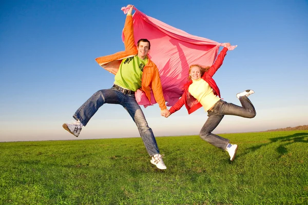 Mutlu Genç Bir Çift Yeşil Çayır Yukarıda Gökyüzü Atlama — Stok fotoğraf