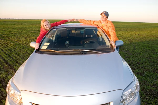Heureux jeune couple avec nouvelle voiture — Photo