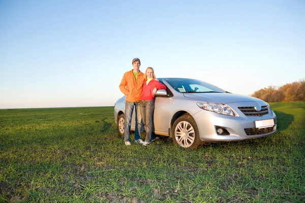 Glückliches Junges Paar Mit Neuem Auto — Stockfoto