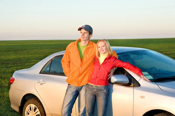 Heureux jeune couple avec nouvelle voiture — Photo